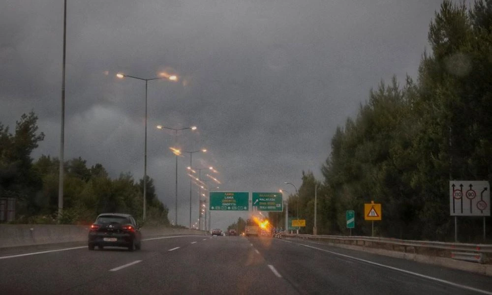Έκλεισε η εθνική οδός Πατρών-Κορίνθου λόγω κατολίσθησης φερτών υλικών στο Αίγιο